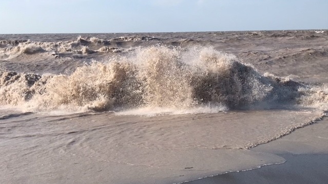 High winds create heavy wave action on Lake Erie in Port Bruce, Ont. on Monday, Sept. 27, 2021. (Sean Irvine / CTV News)