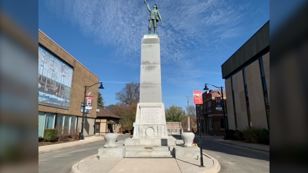 The cenotaph in downtown Chatham, Ont. is seen on Nov. 10, 2022. (Chris Campbell/CTV News Windsor) 