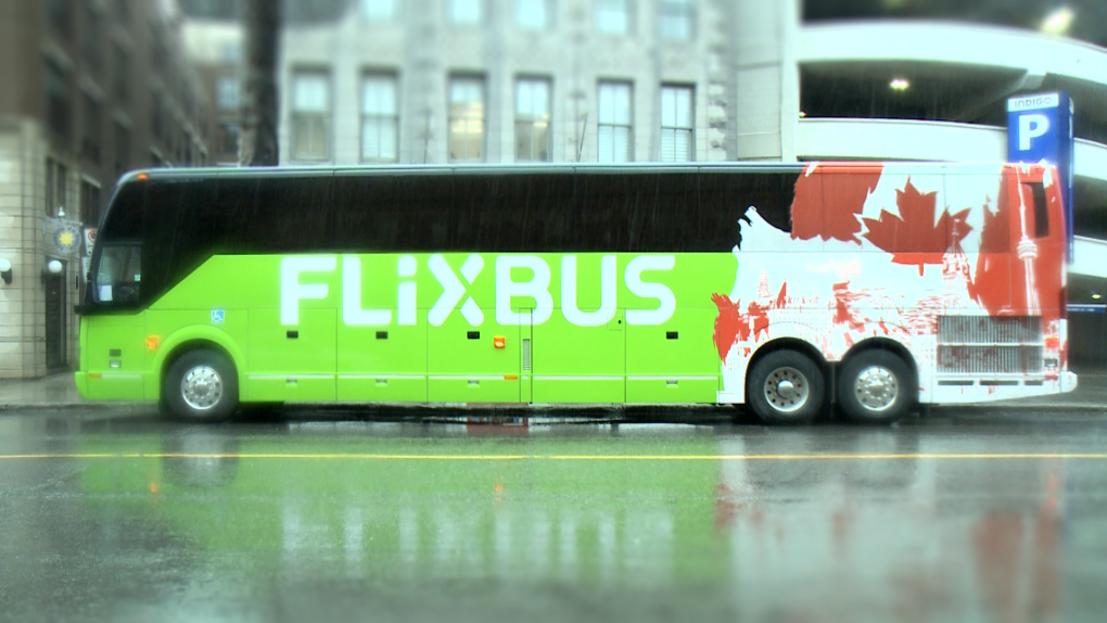 A FlixBus picks up passengers in Ottawa's ByWard Market on a rainy April 7, 2022. (CTV News Ottawa)