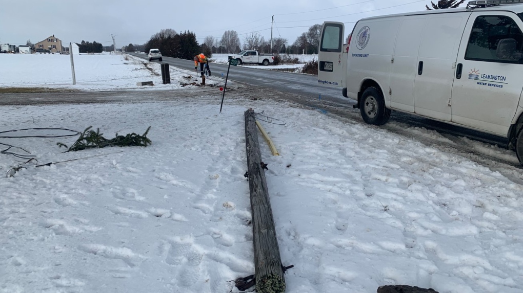 Crews work to repair the power lines on Mersea Road 7 between Mersea Road 21 and Wheatley Road in Leamington, Ont., on Thursday, Jan. 26, 2023. (Bob Bellacicco/CTV News Windsor)