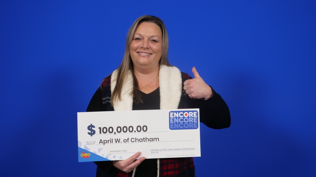 April Williams of Chatham, Ont. picking up her prize money at the OLG Centre. (Source: OLG)