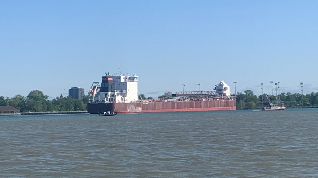 El barco está atascado en el río Detroit.