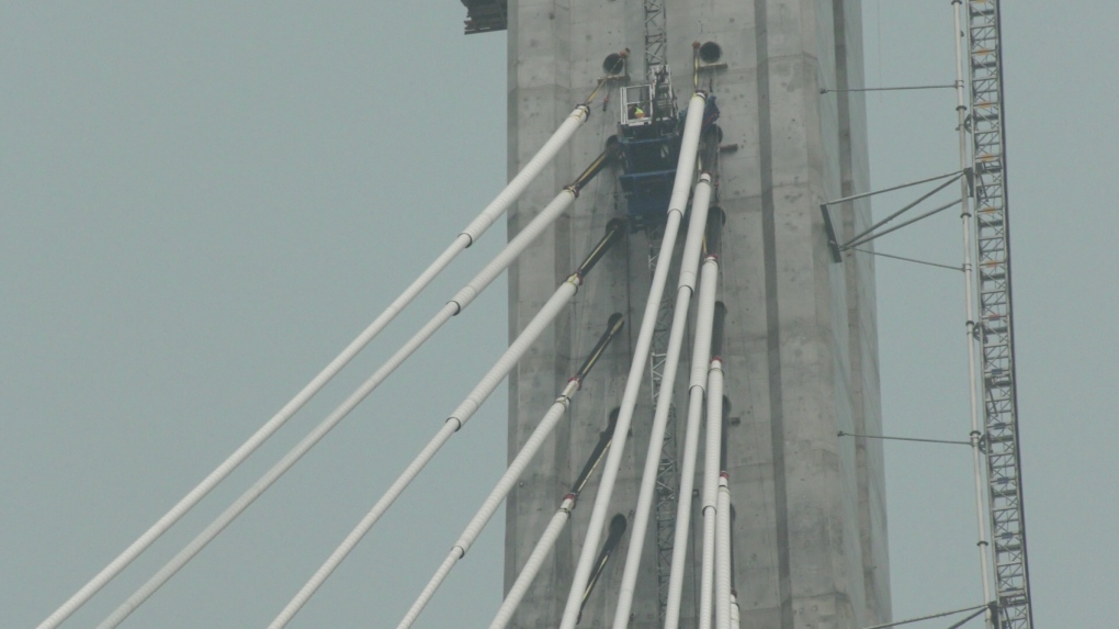Le rastrelliere per cavi iniziano a spuntare al Gordie Howe International Bridge